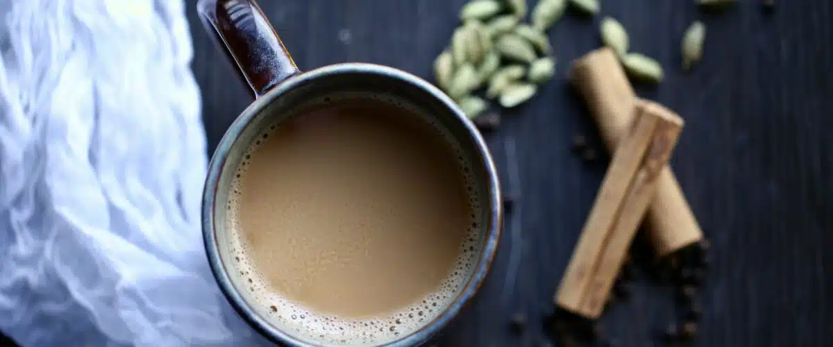 Koffie met kardemom en kaneel