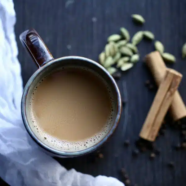 Koffie met kardemom en kaneel