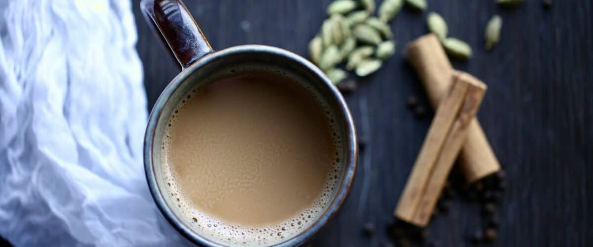 Koffie met kardemom en kaneel