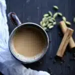 Koffie met kardemom en kaneel