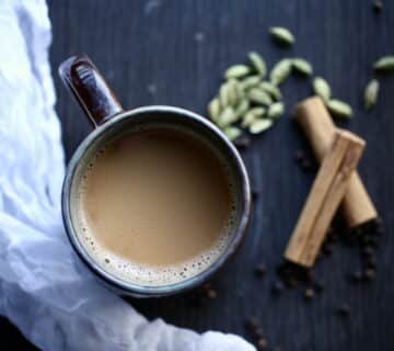 Koffie met kardemom en kaneel