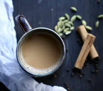 Koffie met kardemom en kaneel