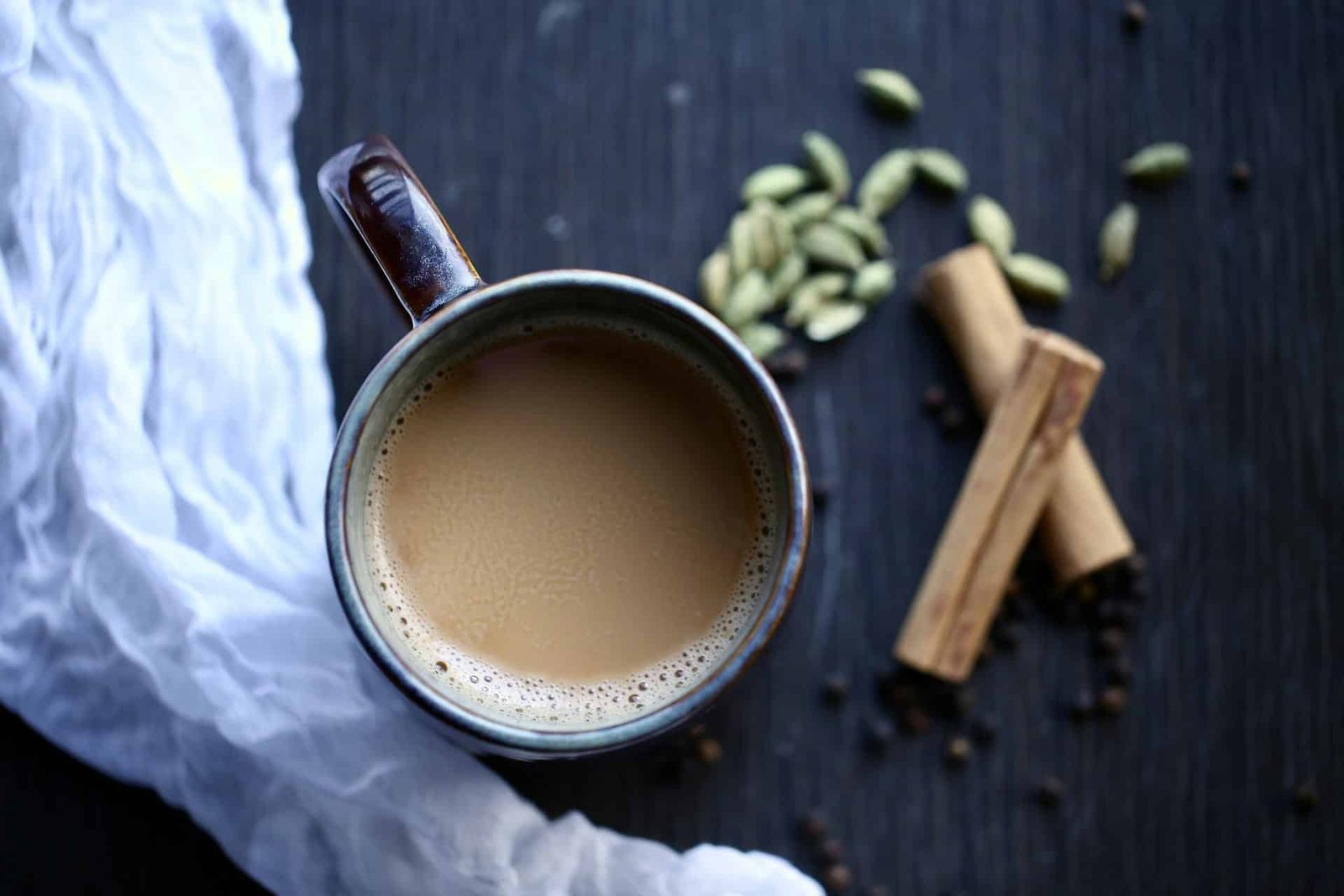Koffie met kardemom en kaneel